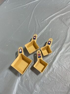 Set of 4 Yellow Square Measuring Cups with Decorative Handle Stickers 1049